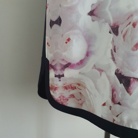 Finders Keepers T-Shirt Dress Rose Print Navy Size L (AU 10-12) NWT - Picture 8 of 12